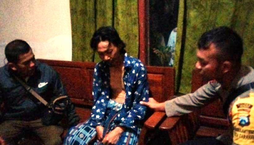 LINGLUNG: Misyanto, anak yang menjadi tersangka kasus penggorokan ibu kandung di Desa Garahan, Kecamatan Silo, Jember, sesaat setelah ditangkap Sabtu (13/8) malam lalu.