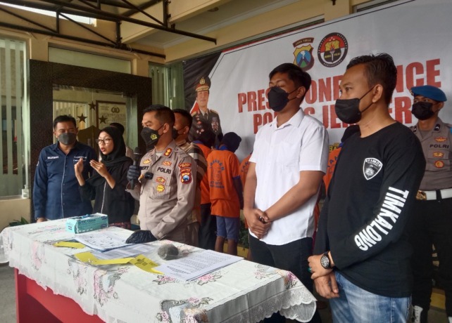 BEBERKAN SEBAB: Kapolres Jember AKBP Hery Purnomo memimpin pers rilis kasus premanisme yang menjadi muasal aksi pembakaran dan perusakan rumah di Silo.
