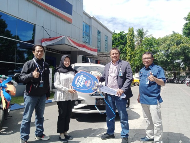 Pemimpin Cabang BRI Bondowoso, Agus Adi Hermanto, berfoto bersama dengan para pemenang Panen Hadiah Simpedes BRI Cabang Bondowoso