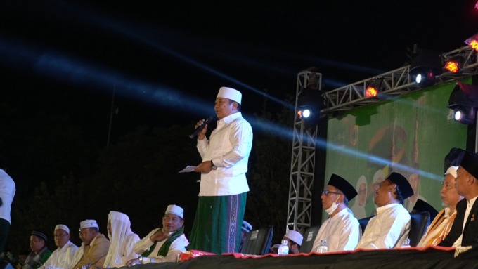 BERI MANFAAT GANDA: Bupati Jember Hendy Siswanto menyampaikan pidato pada acara Jember Bersholawat. Agenda yang berlangsung di Alun-Alun Jember ini merupakan rangkaian Kick Off Satu Abad NU.
