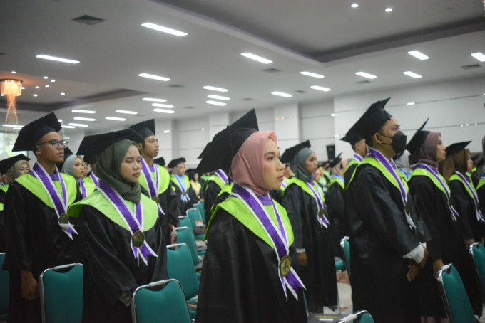 KHIDMAT: Prosesi wisuda dalam Rapat Senat Terbuka UIN KHAS Jember, program sarjana S1 XLVIII dan pascasarajana S-3 XVI di Gedung Kuliah Terpadu, Sabtu (20/8). (*)