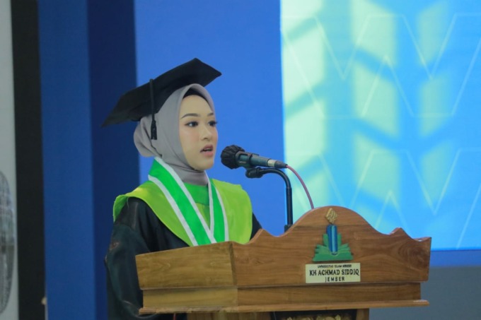 BANGGA: Miftahur Rohmah, mahasiswa Fakultas Tarbiyah dan Ilmu Keguruan UIN KHAS Jember saat berpidato di depan para wisudawan. Dia menjadi wisudawan terbaik dengan IPK 3,91.