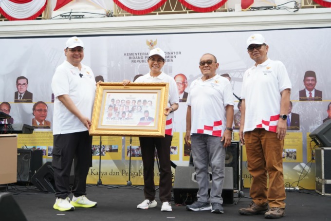 KOMPAK: Dari kiri ke kanan, Airlangga Hartarto, Sri Mulyani Indrawati, Aburizal Bakrie, dan Burhanuddin Abdullah Harahap. Mereka secara resmi membuka Mini Studio Kemenko Perekonomian yang bernama “EkonIcon”.