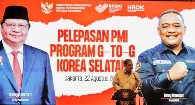 BERI PERLINDUNGAN: Menko Bidang Perekonomian Airlangga Hartarto saat menyampaikan motivational speech dalam acara Pelepasan Pekerja Migran Indonesia Program G to G Korea Selatan di Jakarta, Senin (22/08).