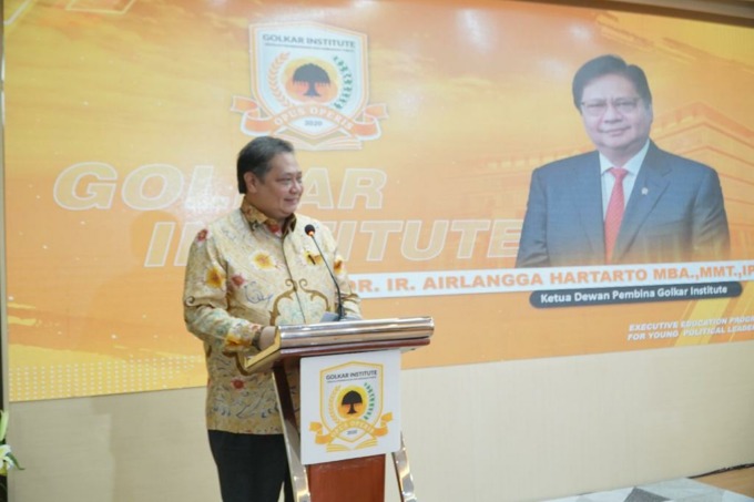 BERI MOTIVASI: Ketua Umum DPP Partai Golkar Airlangga Hartarto, membuka kegiatan Executive Education for Young Political Leader 8 Golkar Institute, di Kantor DPP Partai Golkar, Senin (22/8).