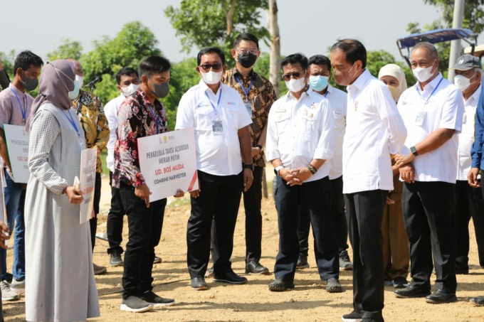 DUKUNG TAXI ALSINTAN: Presiden Joko Widodo (keempat kanan), Menteri Pertanian Syahrul Yasin Limpo (keenam kanan), Menteri PUPR Basuki Hadimuljono (paling kanan), Gubernur Jawa Timur Khofifah Indar Parawansa (ketiga kanan), Direktur Utama BNI Royke Tumilaa
