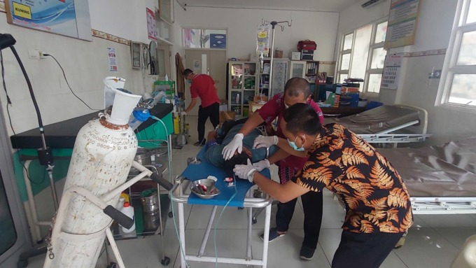 PINGSAN: Nahrudin, pengendara motor roda tiga yang mengalami kecelakaan. Dia mendapat perawatan di Puskemas Banglsari karena terluka.