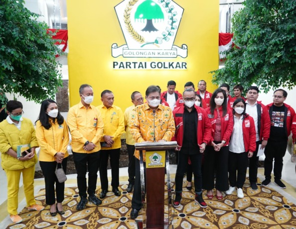 PENJAJAKAN: Ketua Umum DPP Partai Golkar Airlangga Hartarto menemui jajaran elit PSI di Jakarta, Selasa (23/8) malam.