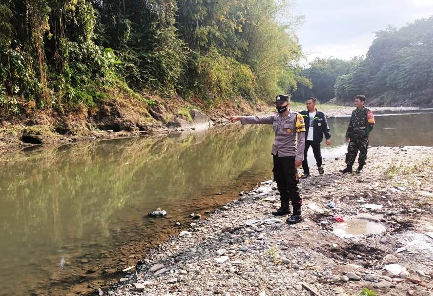 OLAH TKP: Personel Polsek Kaliwates mendatangi lokasi penemuan jenazah bocah yang tenggelam di Sungai Bedadung, siang ini (23/8).