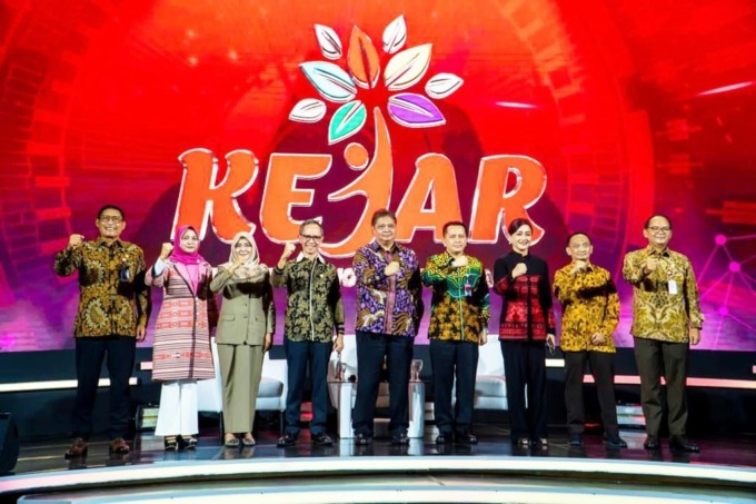 BERI MOTIVASI: Menko Bidang Perekonomian Airlangga Hartarto menghadiri puncak acara KEJAR Prestasi Generasi Muda Indonesia oleh OJK di SMESCO Convention Hall Jakarta, Selasa (23/08).