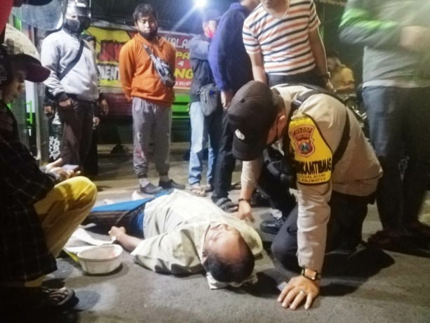 TERKAPAR: Pria tanpa identitas tidak sadarkan diri. Dia menjadi korban tabrak lari di kawasan lampu merah Mangli, Kecamatan Kaliwates, Jember.