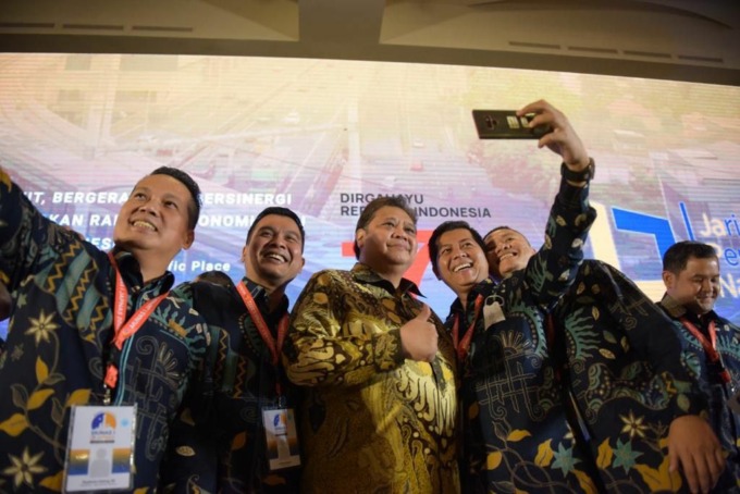 SINERGIS: Menko Bidang Perekonomian Airlangga Hartarto foto bersama para pengusaha dalam agenda Musyawarah Nasional I Jaringan Pengusaha Nasional (JAPNAS) Tahun 2022, di Jakarta, Kamis (25/08).
