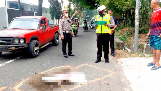 DATANGI LOKASI: Anggota Unit Lakalantas Satlantas Polres Jember melakukan olah TKP di lokasi kecelakaan yang menewaskan pelajar di Jember, Jumat (26/8).