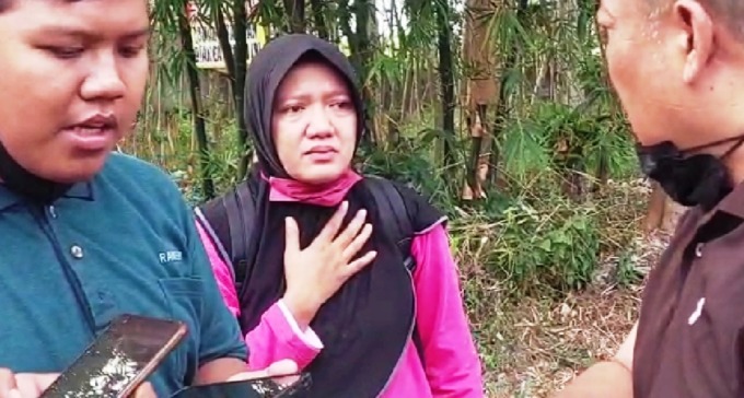 MASIH SYOK: Anis Dwi Apriliani, guru SMKN 3 Jember. Perempuan asal Desa Glagahwero, Kecamatan Panti, ini menyaksikan langsung ketika siswanya menjadi korban tabrak lari.