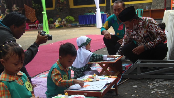 KUNJUNGI: Kepala Dinas Pendidikan dan Kebudayaan Lumajang Agus Salim saat meninjau lokasi lomba mozaik dan pembuatan patung kuda situs candi kedungsari di halaman Museum Daerah Lumajang