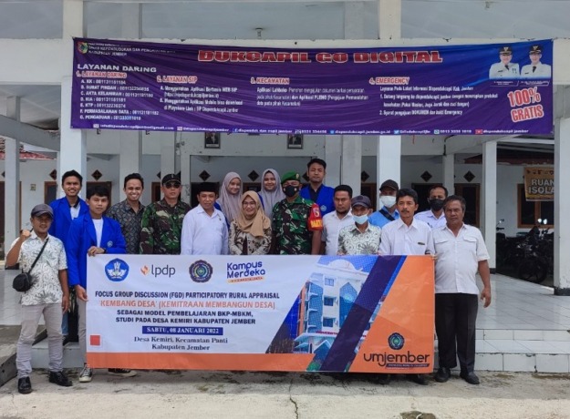 MENELITI DAN MENGABDI MELALUI BKP MBKM: Tim riset keilmuan, Muspika Kecamatan Panti, dan pihak Desa Kemiri usai melakukan FGD bersama.