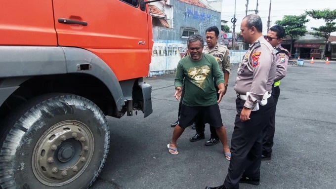 PULBAKET: Polisi meminta keterangan sopir truk yang terlibat kecelakaan beruntun di depan Terminal Tawang Alun, Jember. Peristiwa ini mengakibatkan seorang penumpang motor meninggal.