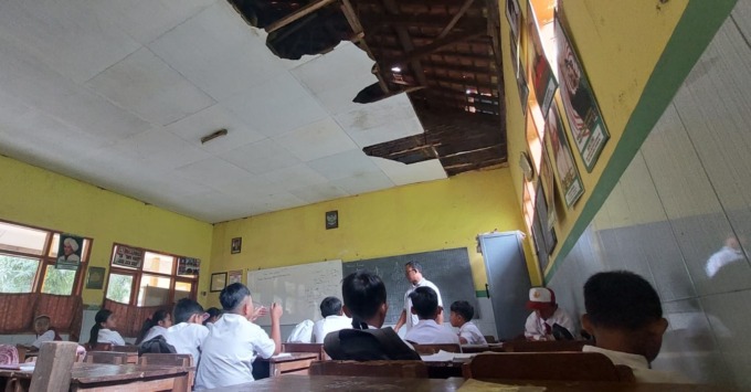MULAI RUSAK: Kondisi ruang kelas VI SDN Kaliglagah 03, Kecamatan Sumberbaru, Jember. Bagian plafon terlihat rusak.