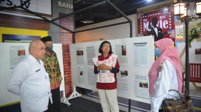 KONSISTEN BERJUANG: Koordinator Jurnalis Warga Suwar-Suwir Jember Fitriyh Fajarwati bersama DP3AKB Jember, melihat karya jurnalis warga dalam sebuah pameran di salah satu pusat perbelanjaan di kabupaten setempat, (31/8).