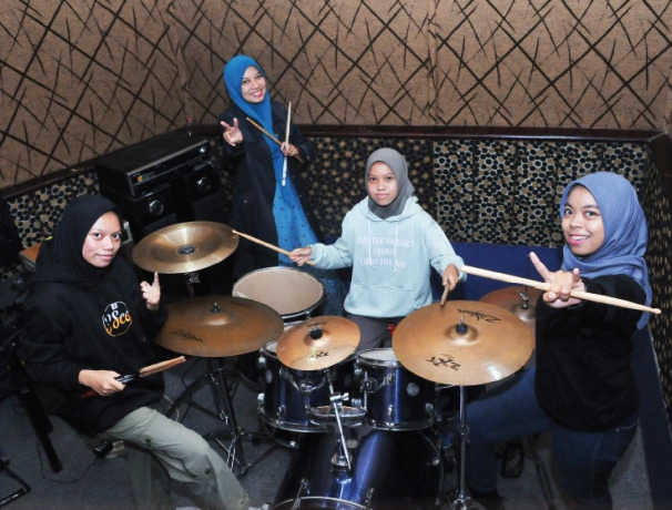 SEMANGAT: Olga Ollena Syahadath, Aprilla Putri Calista dan Septa Putri Calantha, serta Jaza Anil Qusna asyik bermain drum.