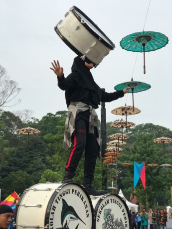 TANGGUH: Taruni asal Desa Sumberejo, Kecamatan Ambulu, berhasil menunjukkan kebolehannya di kancah nasional. Dirinya mampu mengangkat sebuah bass drum seberat 25 kilogram dengan gigitan.