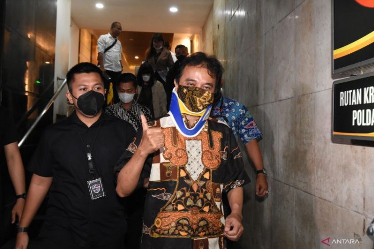Caption: Petugas mengawal mantan Menteri Pemuda dan Olahraga Roy Suryo (kanan) saat menuju rutan usai menjalani pemeriksaan di Direktorat Reskrimum Polda Metro Jaya, Jakarta.