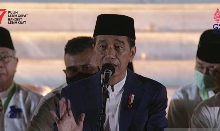 Caption: Presiden Joko Widodo menghadiri acara Zikir dan Doa Kebangsaan 77 Tahun Indonesia Merdeka di halaman Istana Merdeka, Jakarta, Senin (1/8) kemarin.(Desca Lidya Natalia/Antara)