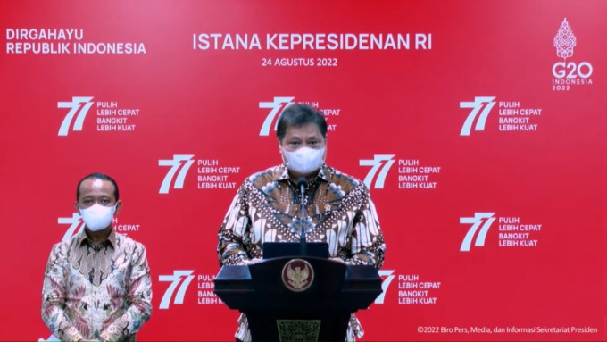 TUMBUH: Menko Bidang Perekonomian Airlangga Hartarto memberi penjelasan kepada pekerja media, seusai Rapat Internal (Rapint) dengan Presiden Joko Widodo di Istana Negara, Rabu (24/08).