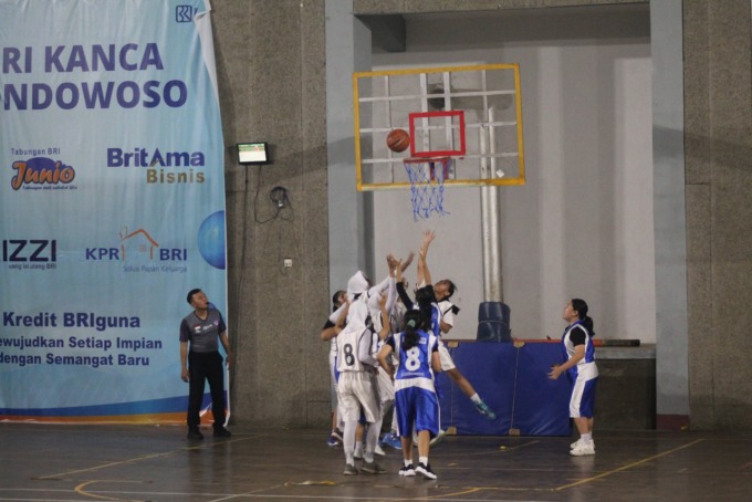 ANCANG-ANCANG: Aksi salah seorang atlet bola basket Bondowoso dalam sebuah pertandingan.