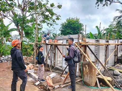 TERCEPAT: Verifikasi lapangan (verlap) ulang oleh BPBD Lumajang terhadap rumah penyintas gempa bumi April tahun lalu. Ribuan penyintas kini sudah menerima bantuan stimulan pemerintah pusat.