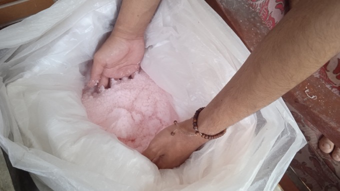 DILEMA: Salah seorang petani ketika memperlihatkan pupuk yang mereka beli. Bagi petani di Ijen, pupuk subsidi sudah tidak didapat sejak beberapa tahun lalu.