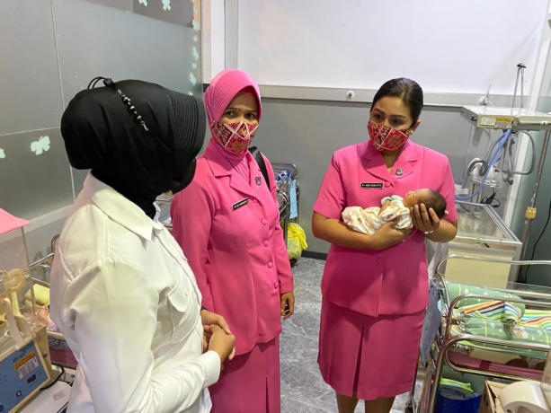 KASIH SAYANG: Ketua Bhayangkari Polres Lumajang menimang bayi yang ditinggalkan ibunya, beberapa hari lalu. Meski tanpa ibu, bayi tersebut berhak memiliki identitas.