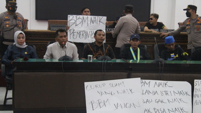AKSI: Salah satu poster yang dibawa massa aksi yang menggeruduk kantor DPRD Lumajang, kemarin. Mereka menolak kenaikan harga BBM nonsubsidi yang membuat rakyat tercekik.