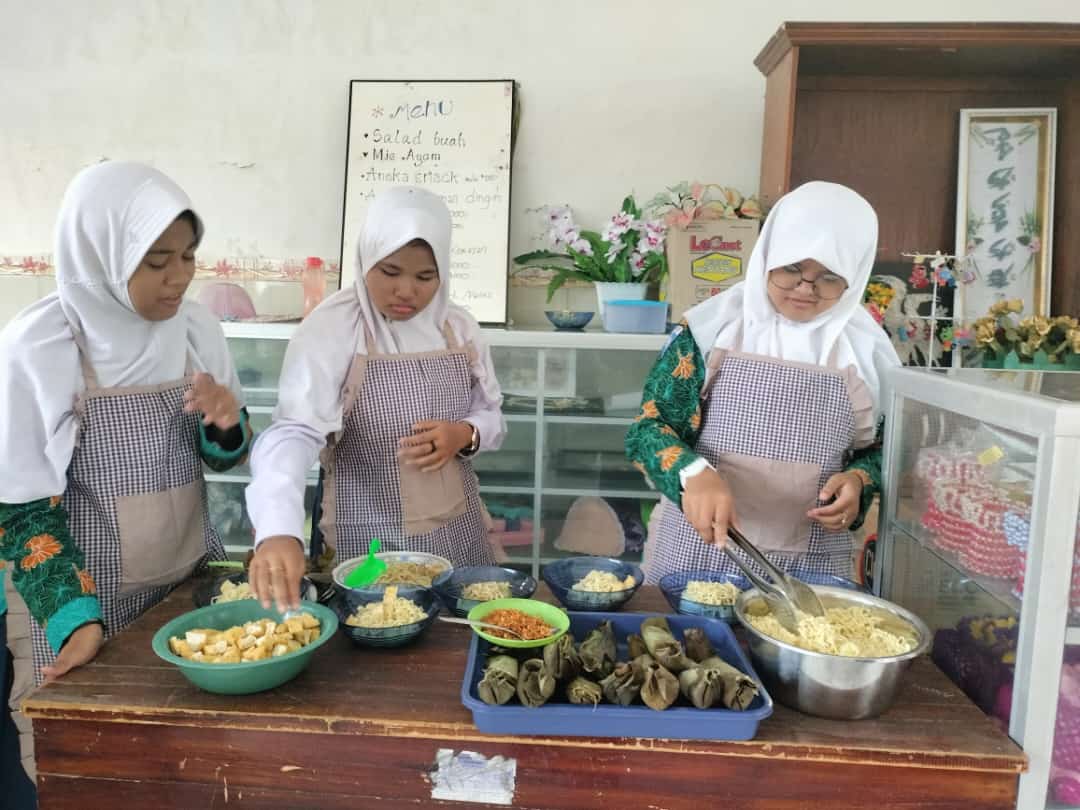 SAJIKAN: Siswa Sekolah Luar Biasa (SLB) Negeri Lumajang memasak di kantin sekolah untuk melayani pembeli.