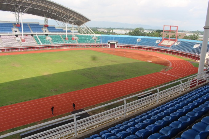 PERAWATAN RUMPUT: Petugas kebersihan memotong rumput di sekitar Stadion JSG Jember, Senin (26/9).