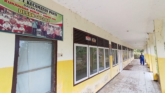 MANGKRAK: Kondisi SDN Suci 4, Kecamatan Panti, di lereng Pegunungan Argopuro, sejak 2019 ditutup dan tidak menerima siswa lagi.