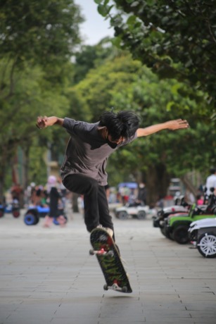 PUNYA SKILL: Pemain skateboard unjuk kebolehan saat berlatih di sekitar Alun-Alun Jember.