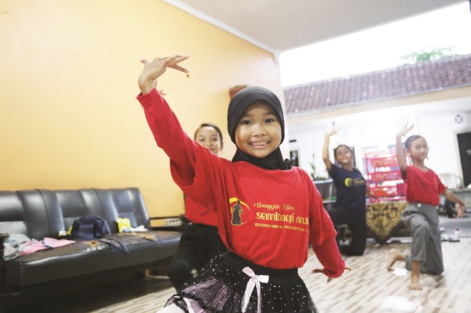 LENTUR: Naura bersama teman-temannya berlatih menari di Jalan Sumatera, Kelurahan Sumbersari.