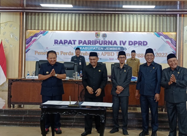 SEPAKAT: Perda PAPBD Jember 2022 telah ditetapkan oleh Bupati Jember Hendy Siswanto bersama pimpinan DPRD Jember di Aula PB Sudirman Pemkab Jember.