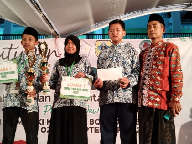 BERPRESTASI: Santri madrasah diniyah di Jember menerima penghargaan pada ajang Porsadin tingkat Jatim. Saat ini, mereka tengah dipersiapkan untuk Porsadin tingkat nasional.