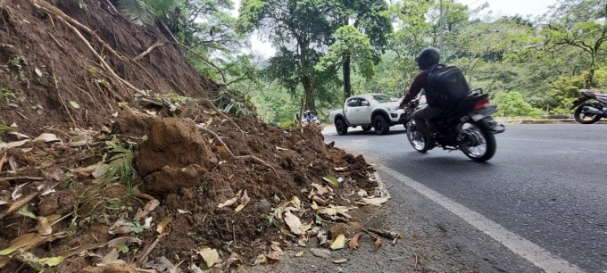 PERLU WASPADA: Pengguna jalan yang melintas di Jalur Gumitir, Desa Sidomulyo, Kecamatan Silo, harus lebih hati-hati. Terutama saat hujan. Sebab, sebagian bukit atau gunung mudah longsor.