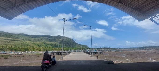 HARAPAN BARU: Dermaga di TPI Puger ukurannya cukup terbatas dan hanya bisa disinggahi perahu kecil. Di sekitar lokasi ini pemerintah berencana membangun pelabuhan untuk kapal besar.