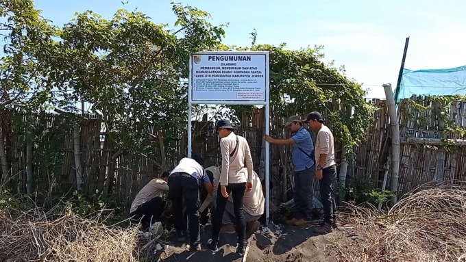 WARNING: Pemasangan papan nama berisi larangan pendirian maupun aktivitas tambak dan ancaman pidananya di kawasan sempadan pantai Jalur Lintas Selatan (JLS) di Desa Kepanjen, Kecamatan Gumukmas, kemarin.