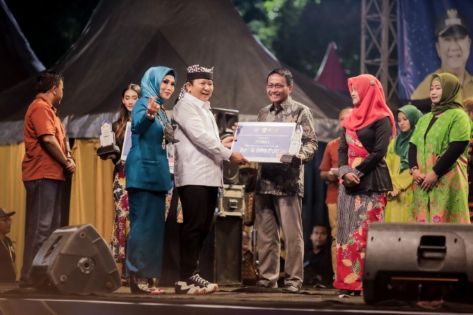 PENGHARGAAN: Malam puncak GAD 2022 menjadi saksi pemberian apresiasi kepada desa yang terseleksi oleh DPMD menjadi desa inovatif dan berprestasi. Bupati Jember Hendy Siswanto dan Ketua TP PKK Jember Kasih Fajarini secara langsung turut membagikan reward k