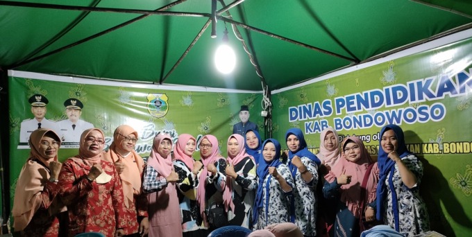 KOMPAK: Ketua Himpaudi dan Ketua IGTKI foto bersama di stan jualan UMKM Dispendik di Alun-Alun Bondowoso dan mendukung lomba mewarnai yang melibatkan ribuan anak di Jember, Lumajang, dan Bondowoso.