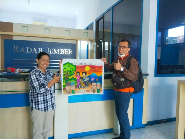 SELESAI: Manajer Pemasaran Yuyun Sri Wartini (kiri) menerima koran yang sudah diwarnai oleh Ramadhani Herllanda, yang merupakan wali murid TK Pertiwi, di kantor Radar Jember, kemarin (28/9).