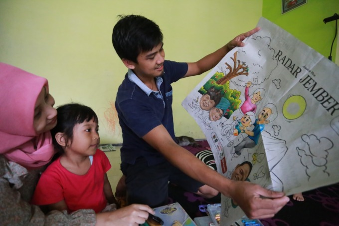 KOMPAK: Orang tua bersama si buah hati menyelesaikan kegiatan mewarnai koran Radar Jember bersama-sama.