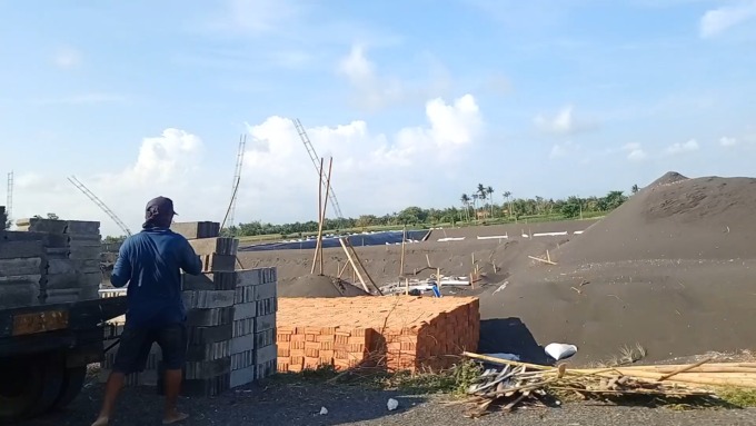 NGEYEL: Salah satu aktivitas yang diduga pendirian tambak baru di sekitar Pantai Kepanjen, Gumukmas, sisi Utara JLS.
