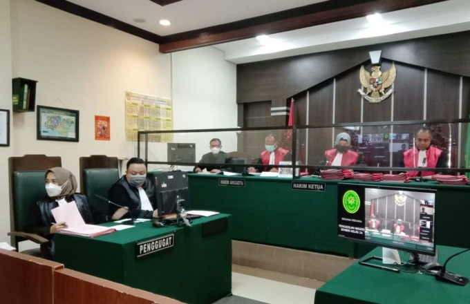 TEGANG: Suasana sidang di PN Jember, hari ini. Sidang dengan agenda pembacaan tuntutan atas kasus pembunuhan mahasiswa Unej yang terjadi pada 2013 silam itu, berlangsung lancar.
