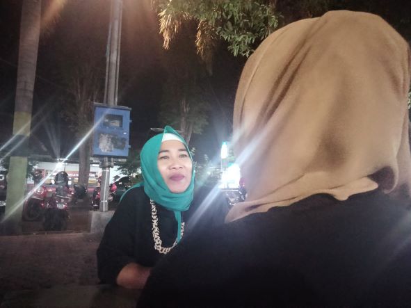 SERIUS : Aktivis Bondowoso saat mendampingi perempuan korban penganiayaan dan pelecehan seksual. 